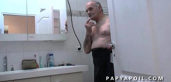  Papy mate un jeune couple avant de se faire pomper le dard dans la salle de bain